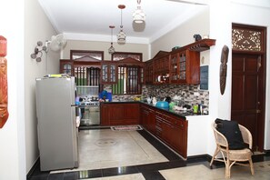 Mikroaaltouuni, kahvin-/teenkeitin