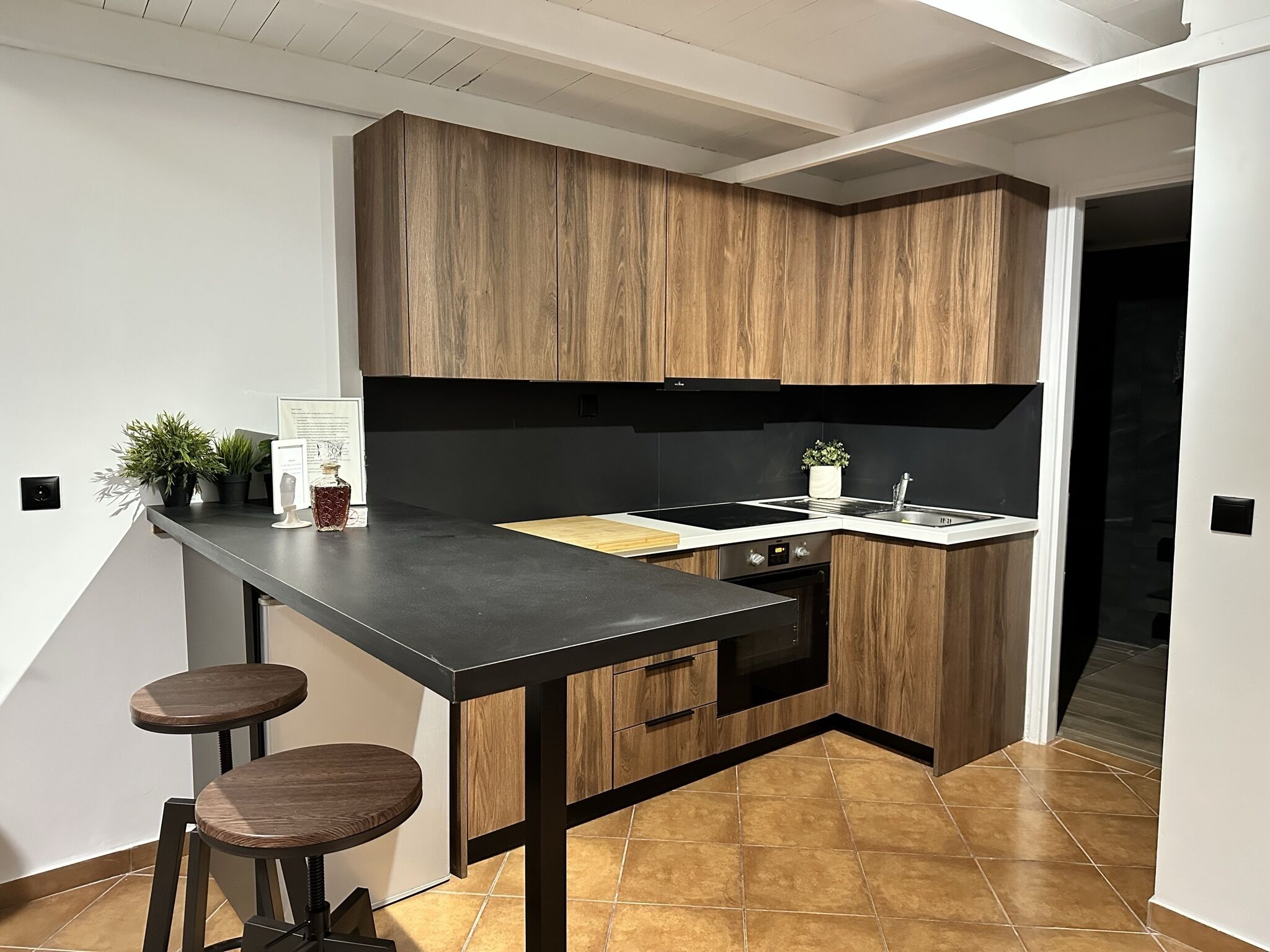 Kühlschrank, Ofen, Herdplatte, Wasserkocher mit Kaffee-/Teezubehör