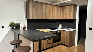 Kühlschrank, Ofen, Herdplatte, Wasserkocher mit Kaffee-/Teezubehör