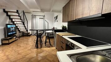 Kühlschrank, Ofen, Herdplatte, Wasserkocher mit Kaffee-/Teezubehör