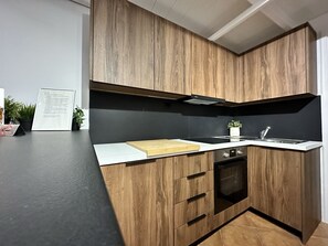 Fridge, oven, stovetop, coffee/tea maker