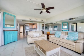 Televisio, pöytäjalkapallopöytä, pöytätennispöytä, kirjoja