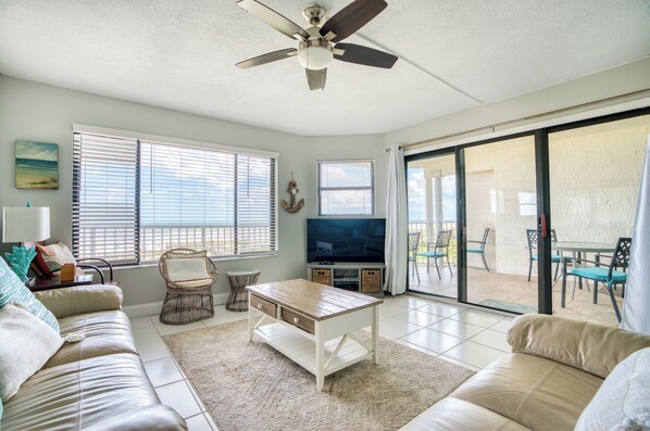 Televisio, pöytäjalkapallopöytä, pöytätennispöytä, kirjoja