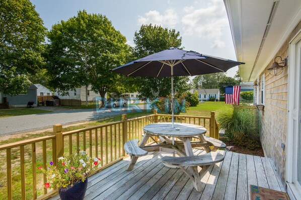 Outdoor dining - Spacious Ranch, High Ceilings, Central Air Conditioning, Close to Beach (Narragansett)