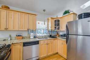 Fridge, microwave, stovetop, dishwasher - Spacious Ranch, High Ceilings, Central Air Conditioning, Close to Beach (Narragansett)