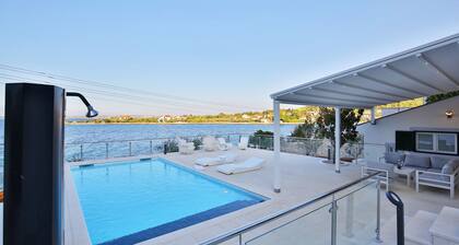 Kaunis ensimmäinen rivi Adrianmeren huvilaan, lämmitetty uima-allas