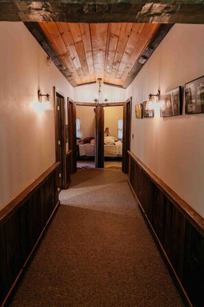 المنشأة من الداخل