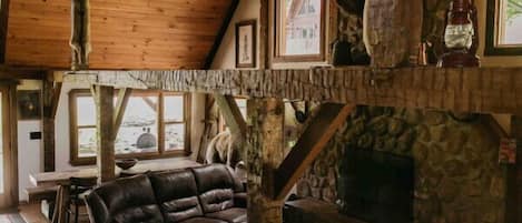 Smart TV, chimenea y libros