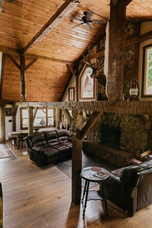 Smart-TV, Kamin, Bücher