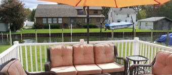 Lake St.Clair Canal Home 
w/Pontoon/Jet Ski's
Perfect for Families/Fishermen