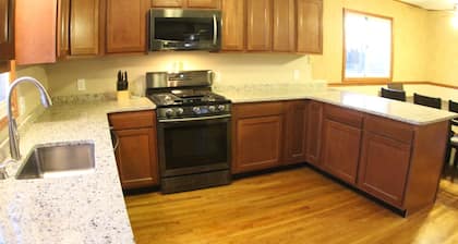 St.Clair Canal Home w/ Pontoon Boat/Jet Ski's - Perfect for Families/Fishermen