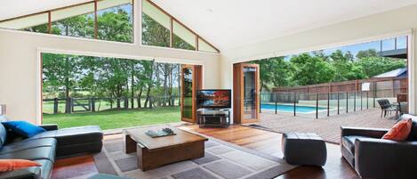 Smart TV, fireplace