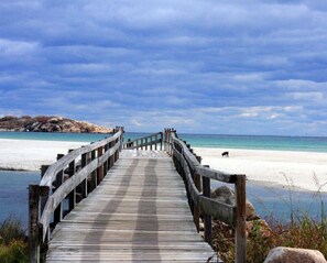 Nära stranden, solstolar och strandhanddukar