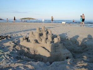 Beach nearby, sun-loungers, beach towels