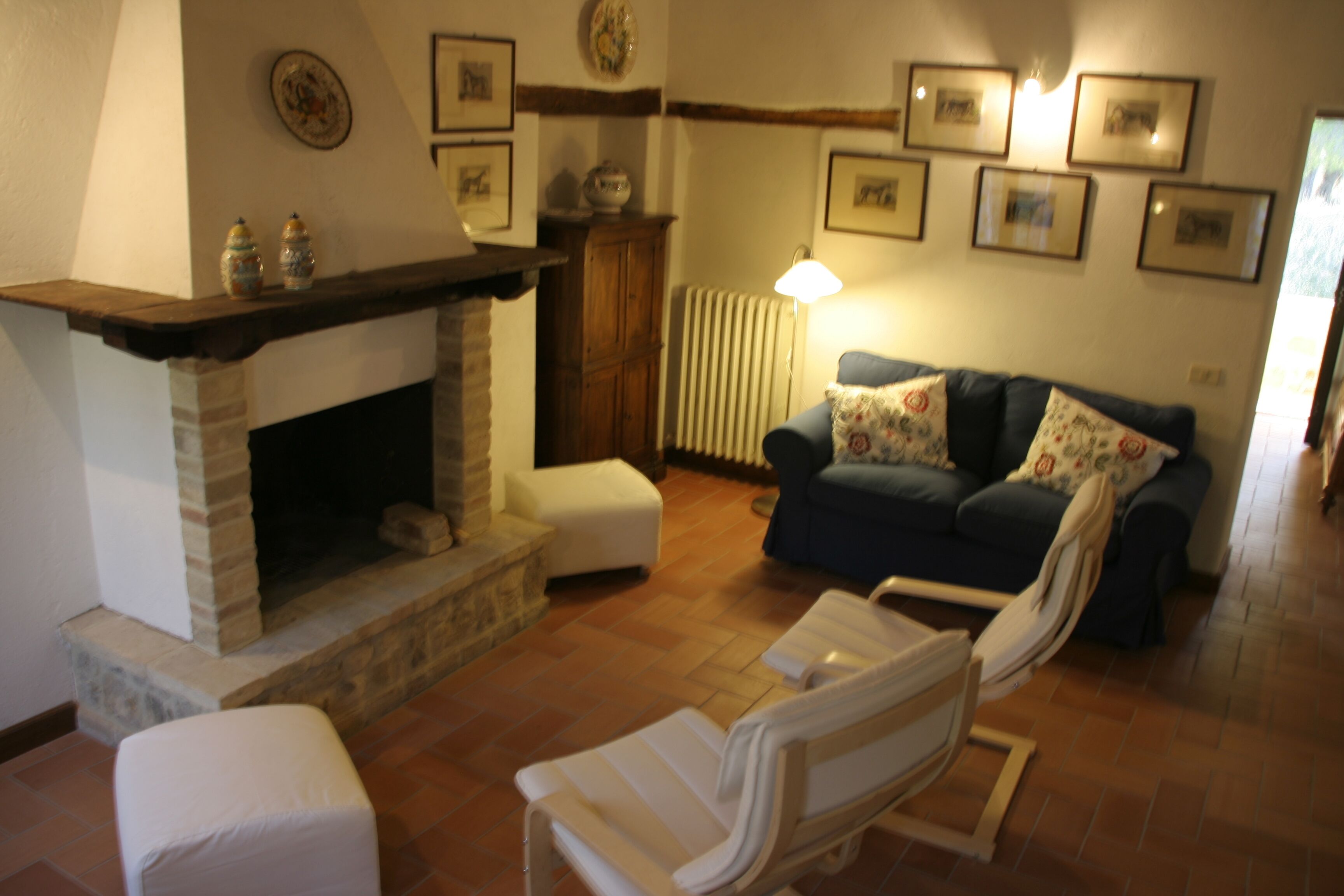 Una televisión, una chimenea, un reproductor de DVD