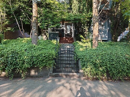 One Block Off Broadway - 2 bed/2 bath with parking in hip historic Capitol Hill