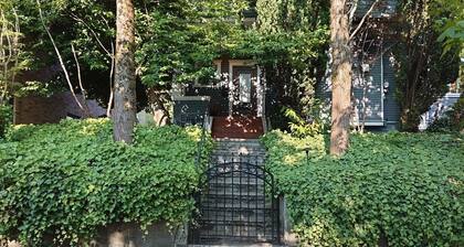 One Block Off Broadway - 2 bed/2 bath with parking in hip historic Capitol Hill