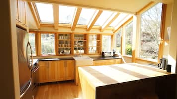 Een koelkast, een magnetron, een oven, een kookplaat