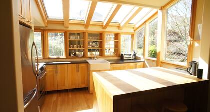 One Block Off Broadway - 2 bed/2 bath with parking in hip historic Capitol Hill