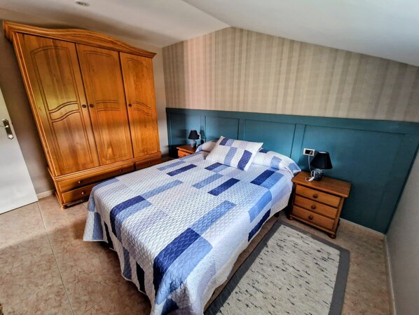 4 chambres, fer et planche à repasser, lit parapluie, accès Internet