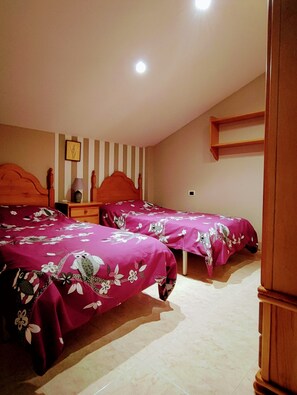 4 Schlafzimmer, Schreibtisch, Bügeleisen/Bügelbrett, Reisekinderbett