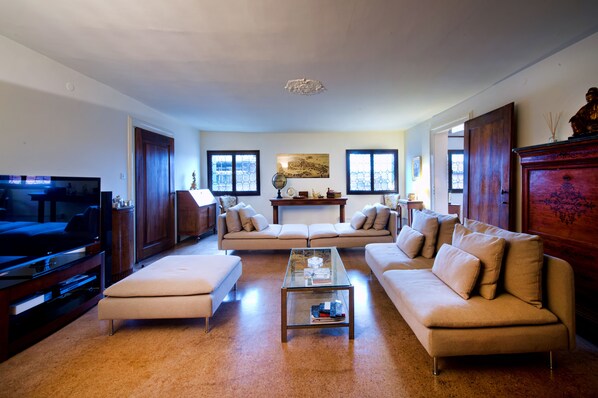 تلفزيون ذكي، مشغل دي في دي، كُتُب، مكتبة موسيقى