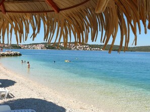 Plage, chaises longues