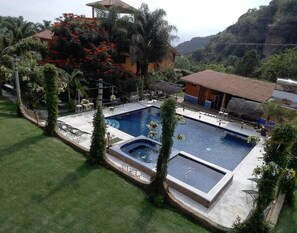 Outdoor pool, a heated pool - Glamping in the Green Hills Mansion (Malinalco)