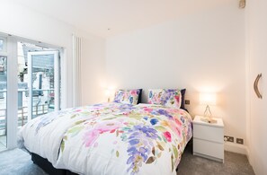 2 bedrooms, desk, iron/ironing board, WiFi - CHELSEA LONDON LUXURY TOWN HOUSE - UPMARKET LOCATION - GREAT PLACE TO STAY  (LONDON)