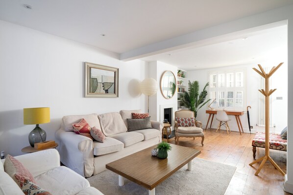 TV, fireplace, DVD player, books - CHELSEA LONDON LUXURY TOWN HOUSE - UPMARKET LOCATION - GREAT PLACE TO STAY  (LONDON)