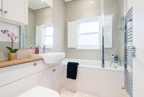Bañera con ducha, secador de pelo, batas, toallas