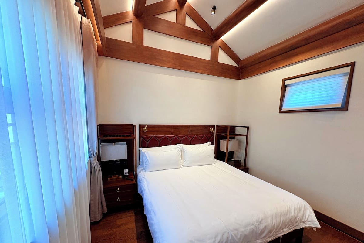 Suite Premier | Seprai premium, selimut bulu angsa, busa memori, dan minibar