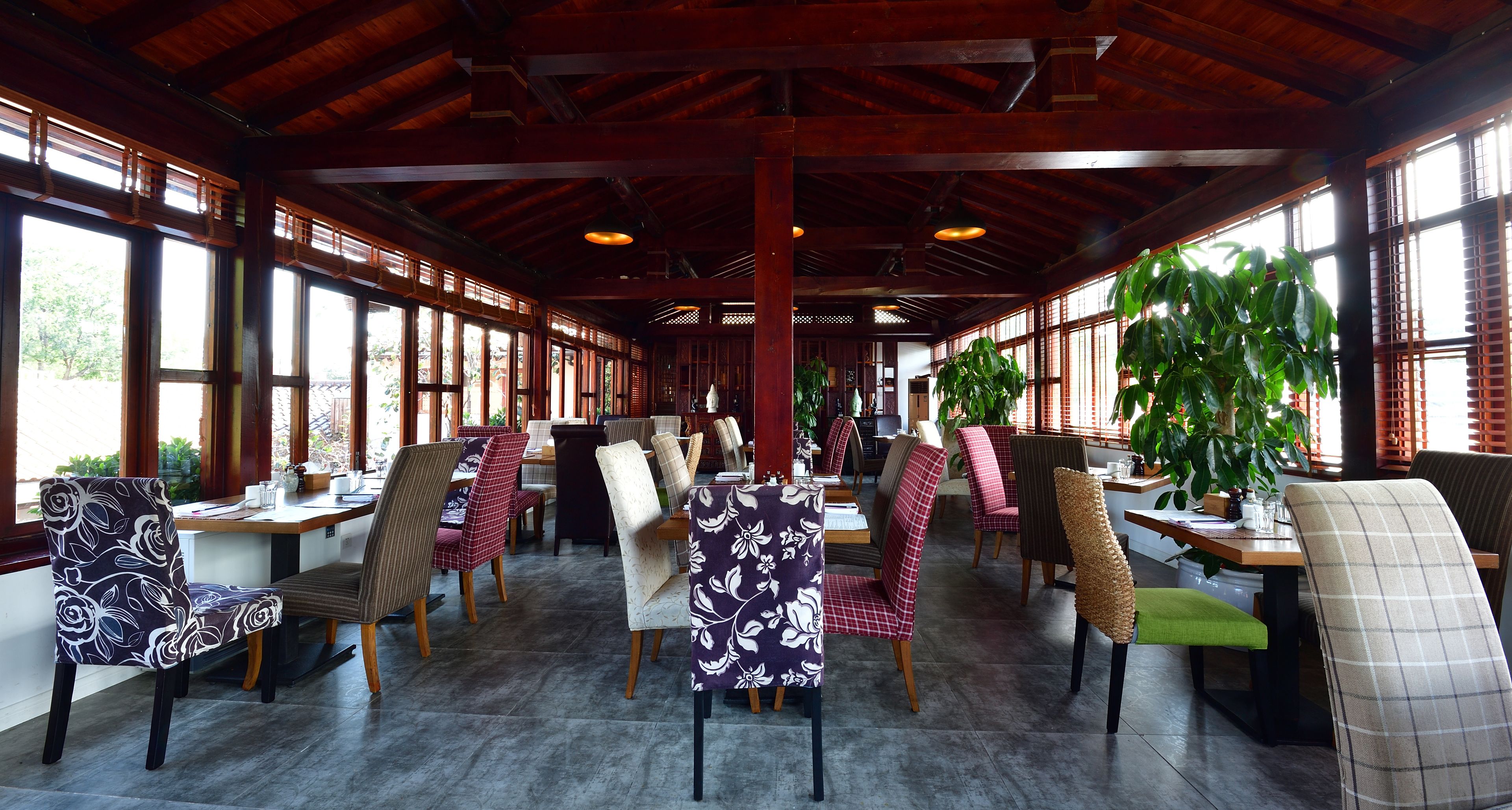 daily cooked-to-order breakfast for a fee