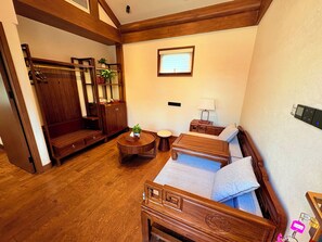 Suite Premier | Seprai premium, selimut bulu angsa, busa memori, dan minibar