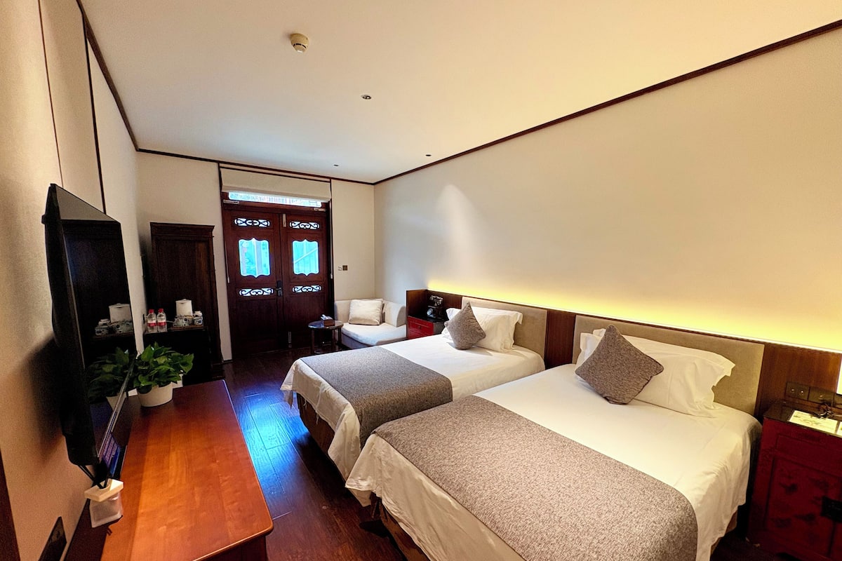 Kamar Twin Standar | Seprai premium, selimut bulu angsa, busa memori, dan minibar