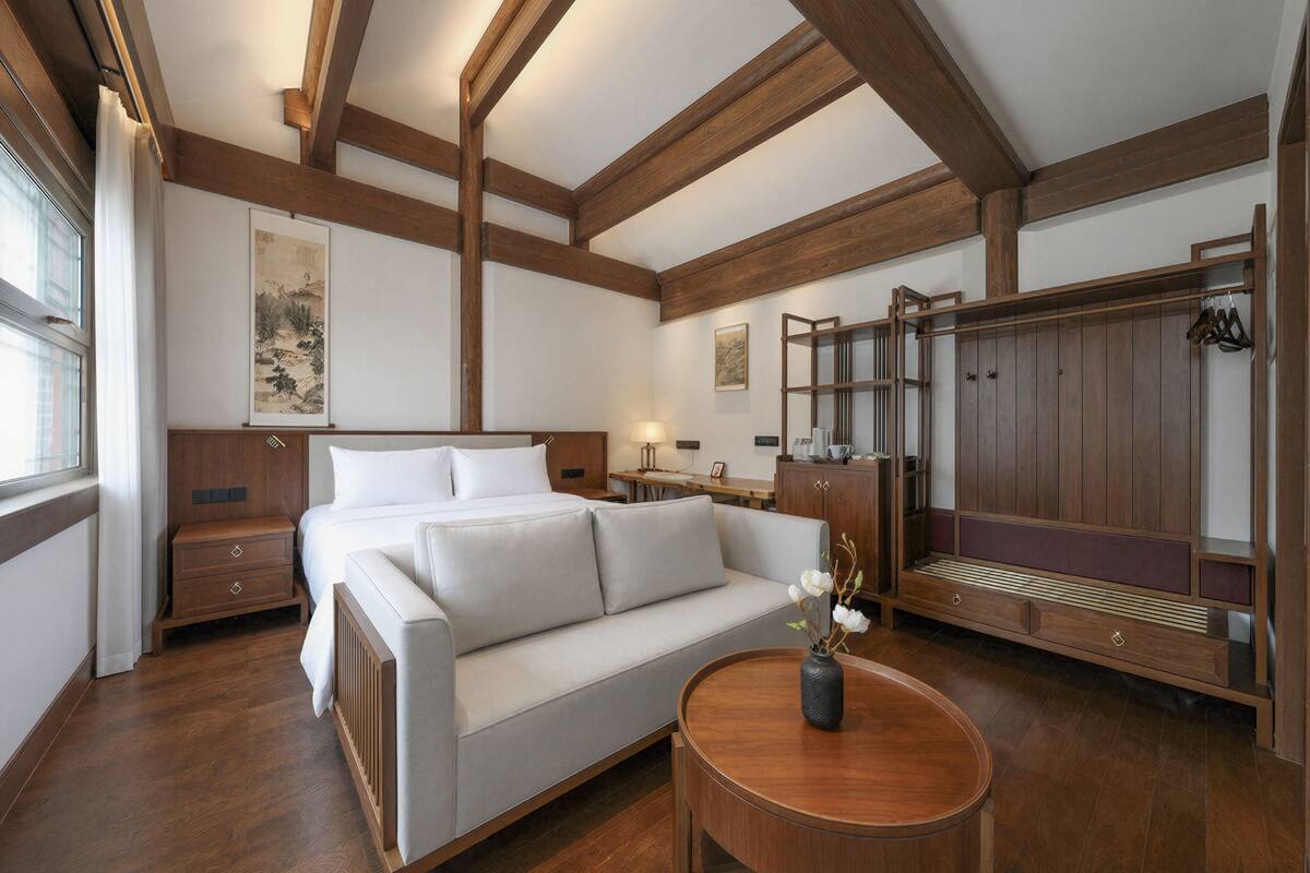 Luxury Suite | Premium bedding, down comforters, memory foam beds, minibar