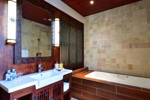 Habitación triple Premier | Baño | Artículos de higiene personal gratuitos, secador de pelo y albornoces