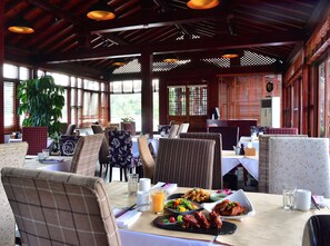 Petit déjeuner, déjeuner et dîner servis sur place, vue sur le jardin