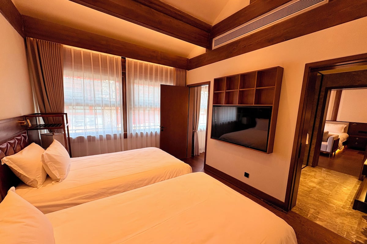 Suite Mewah | Seprai premium, selimut bulu angsa, busa memori, dan minibar