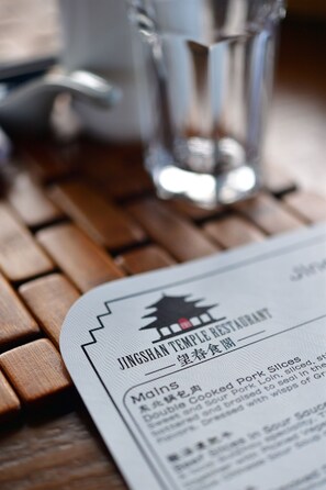 Frühstück, Mittagessen, chinesische Küche, Blick auf den Garten 