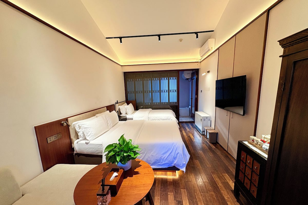 Kamar Triple Premier | Seprai premium, selimut bulu angsa, busa memori, dan minibar