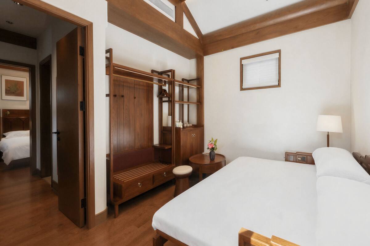 Premier Suite | Premium bedding, down comforters, memory foam beds, minibar