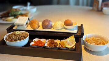 Daily cooked-to-order breakfast for a fee