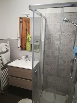 Bathtub, hair dryer, bidet - Large and bright three-room apartment  (Morgex)