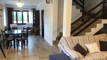 Smart-tv, een open haard, een dvd-speler en een stereo