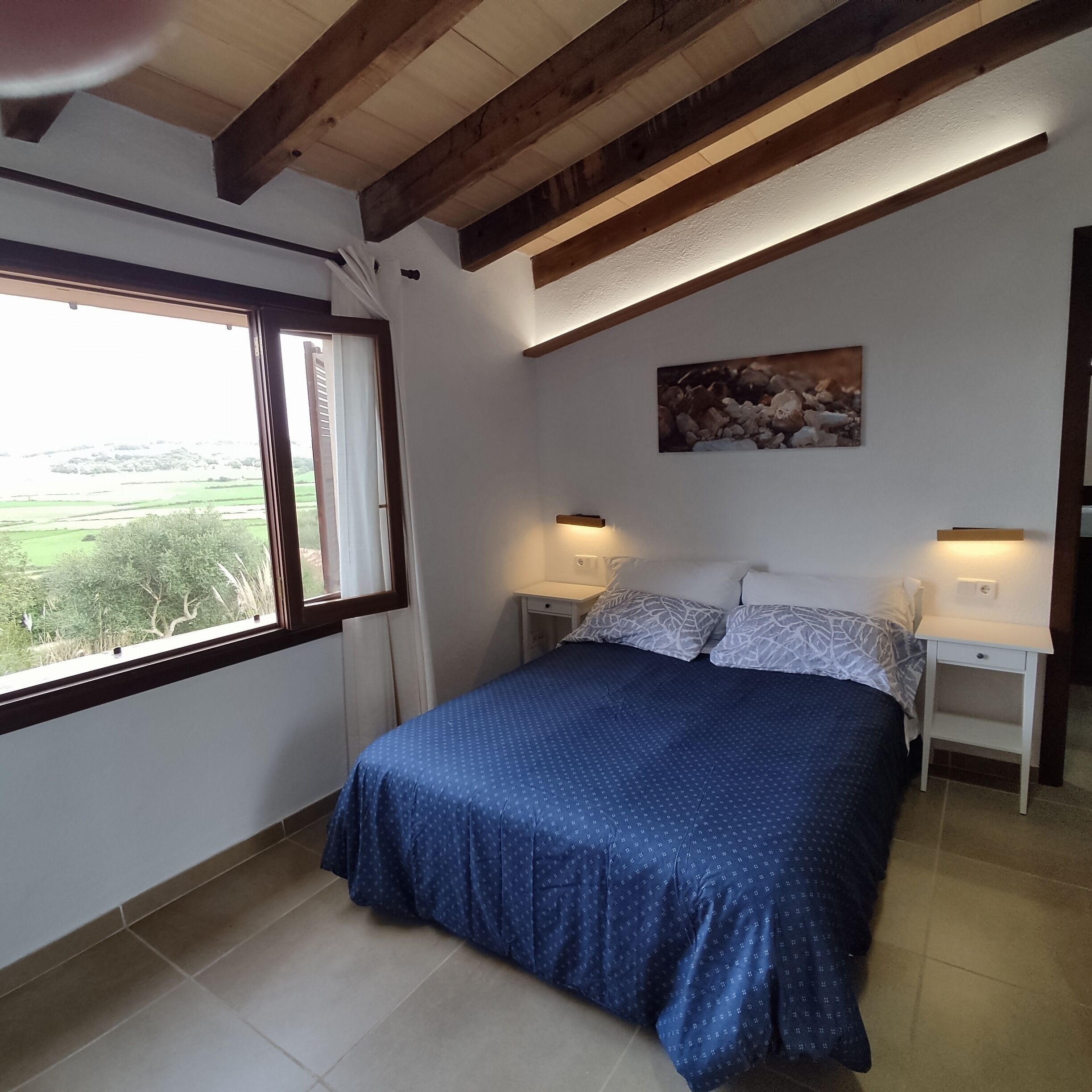 3 多间卧室、客房内保险箱、办公桌、熨斗/熨衣板