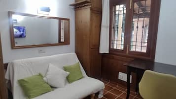 TV connectée, cheminée, lecteur de DVD, chaîne hi-fi