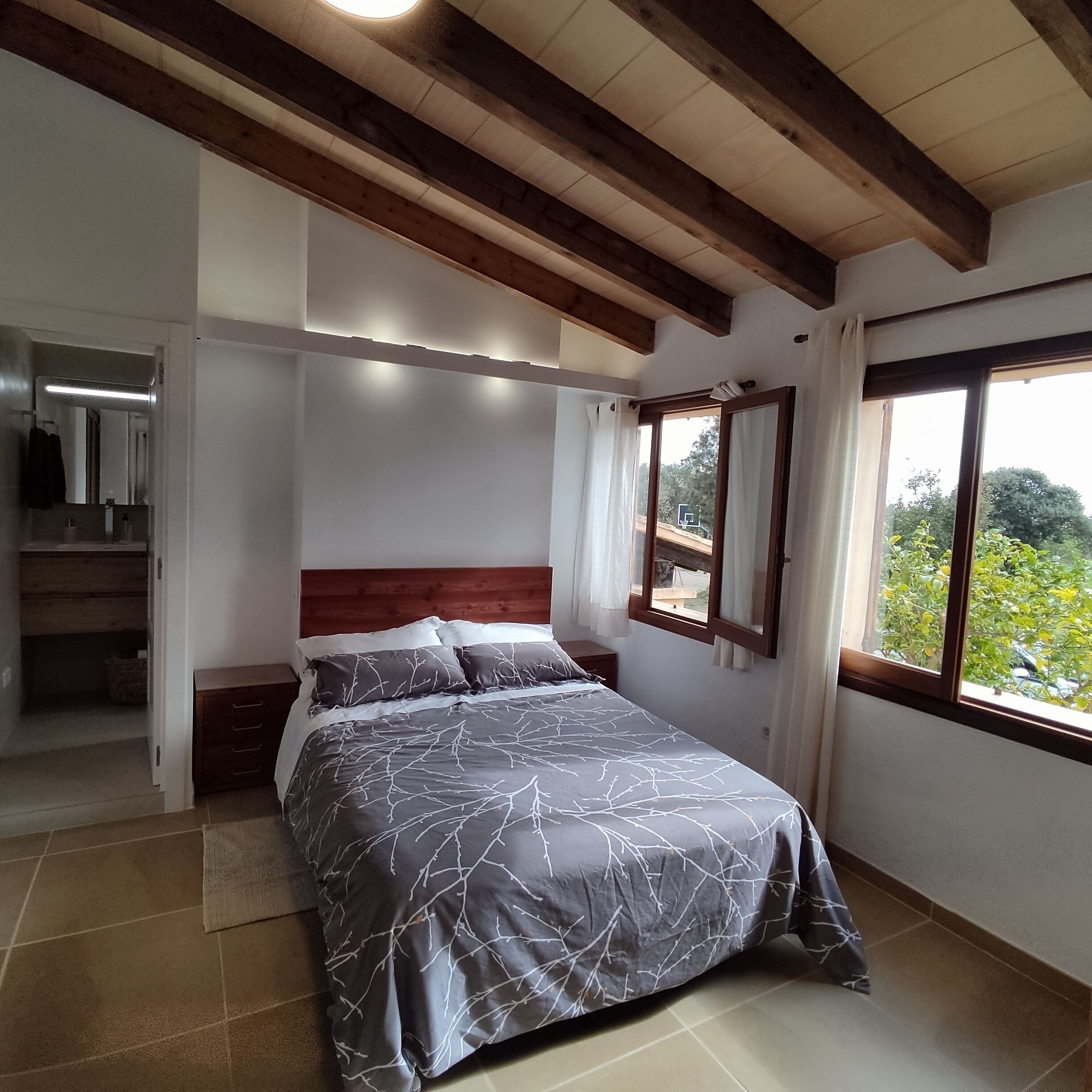 3 bedrooms, in-room safe, desk, iron/ironing board