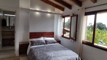 3 bedrooms, in-room safe, desk, iron/ironing board