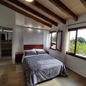 3 間睡房、房內夾萬、書桌、熨斗/熨衫板